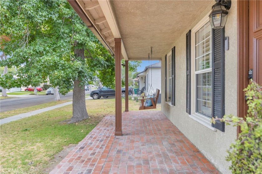 Welcome home to this charming 3-bedroom, 2-bath Artcraft Manor - photo 8