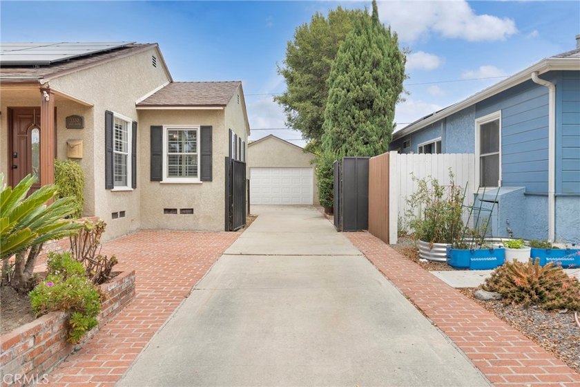 Welcome home to this charming 3-bedroom, 2-bath Artcraft Manor - photo 9