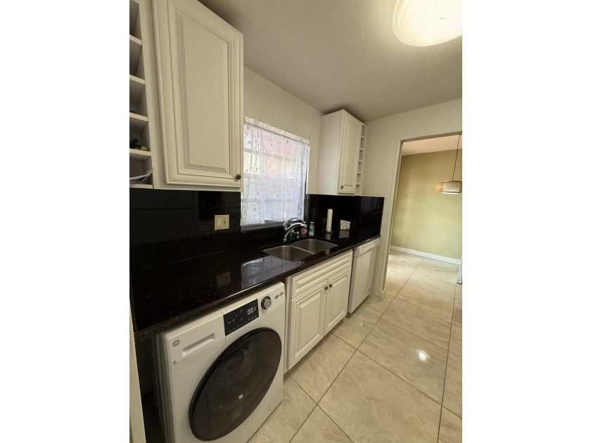 Ground Floor, 2 Bed | 2 Bath, Updated Kitchen, Updated Bathrooms - photo 4