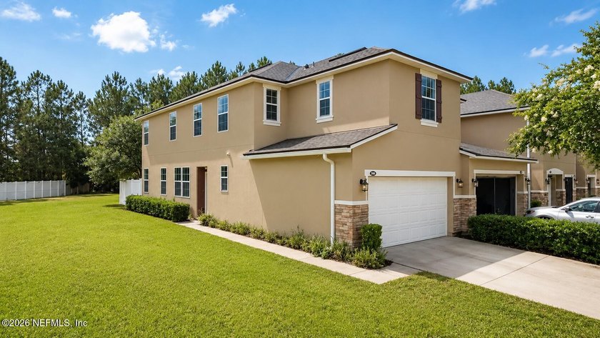Welcome to this beautifully maintained **corner-unit townhome** - photo 3