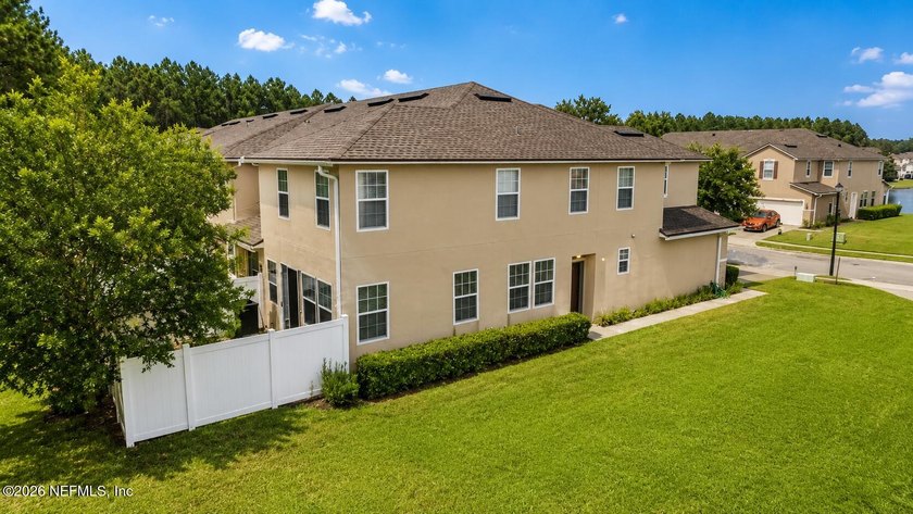 Welcome to this beautifully maintained **corner-unit townhome** - photo 4