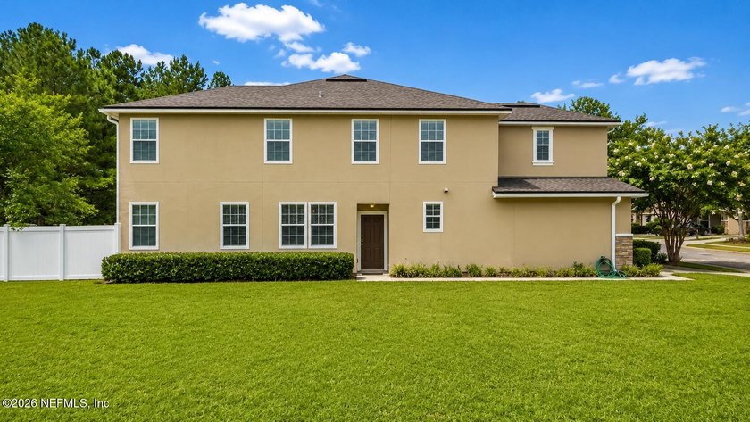 Welcome to this beautifully maintained **corner-unit townhome** - photo 6