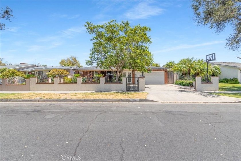 Bring your imagination and transform this spacious 4-bedroom - photo 2