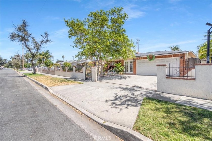 Bring your imagination and transform this spacious 4-bedroom - photo 4