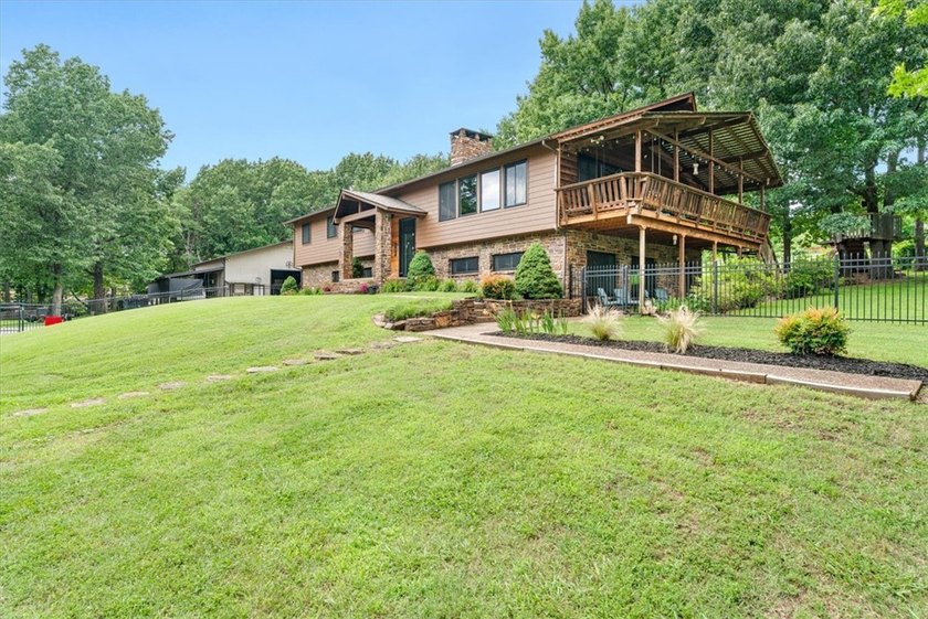 Beautiful home on 1.5 Acres in the Heart of Town - Near Lake - photo 5