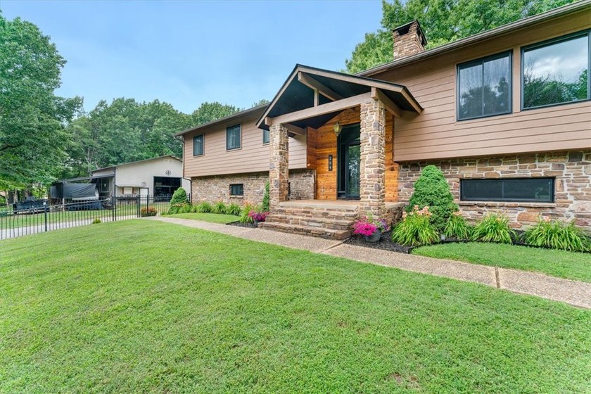 Beautiful home on 1.5 Acres in the Heart of Town - Near Lake - photo 6