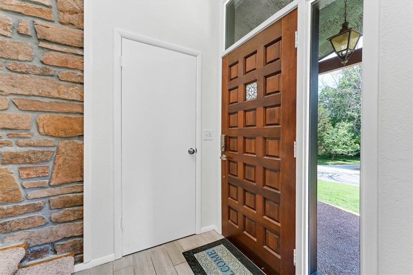 Beautiful home on 1.5 Acres in the Heart of Town - Near Lake - photo 9