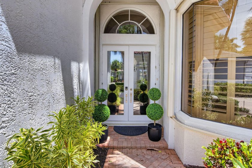 Full Golf Membership available with this beautifully updated 3Br - photo 4