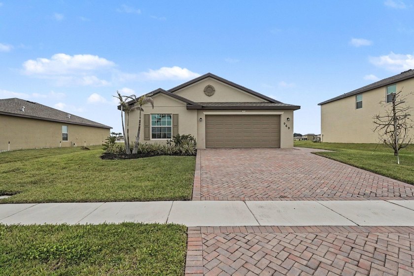 Discover this 4-bedroom, 2-bathroom single-family residence in - photo 3