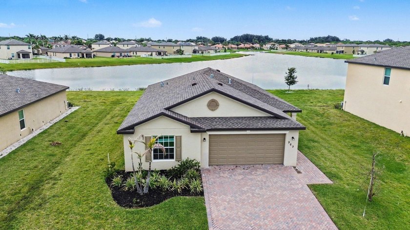 Discover this 4-bedroom, 2-bathroom single-family residence in - photo 5