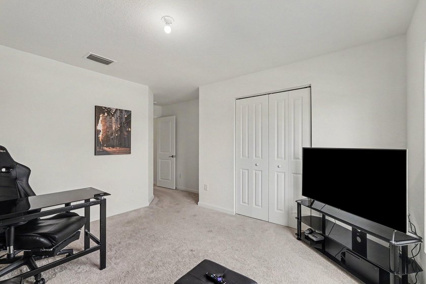 Discover this 4-bedroom, 2-bathroom single-family residence in - photo 8