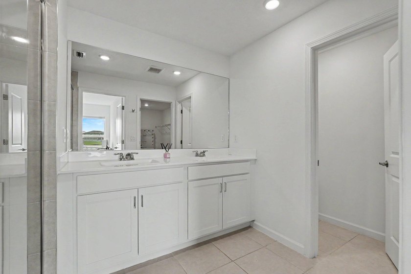 Discover this 4-bedroom, 2-bathroom single-family residence in - photo 9