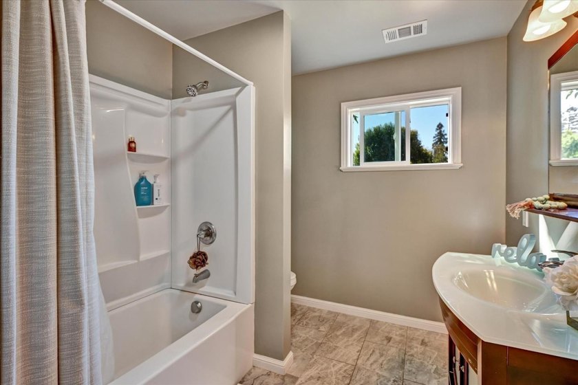 Pride of ownership located in Redwood City, this cozy 2-bedroom - photo 21