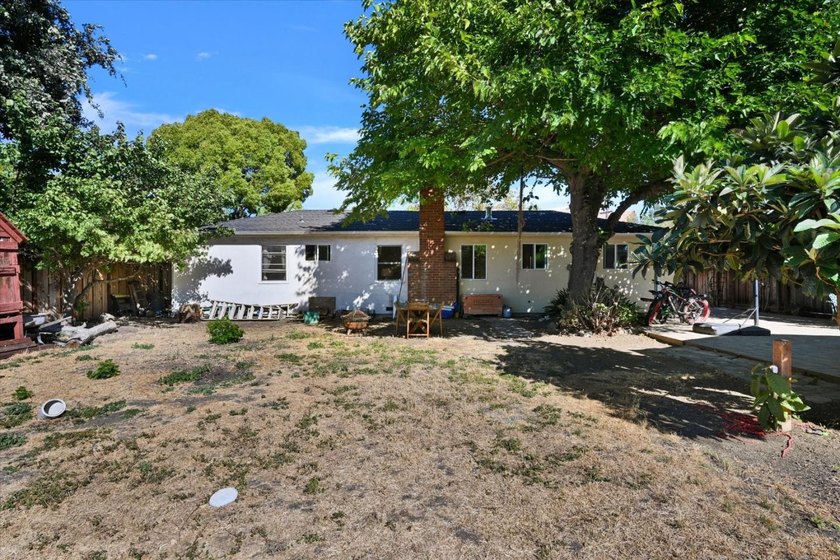 Pride of ownership located in Redwood City, this cozy 2-bedroom - photo 32