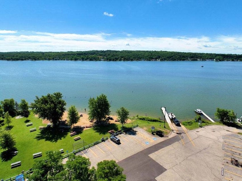 Wooded, oversized 160' x 100' lot with direct access to Como - photo 6