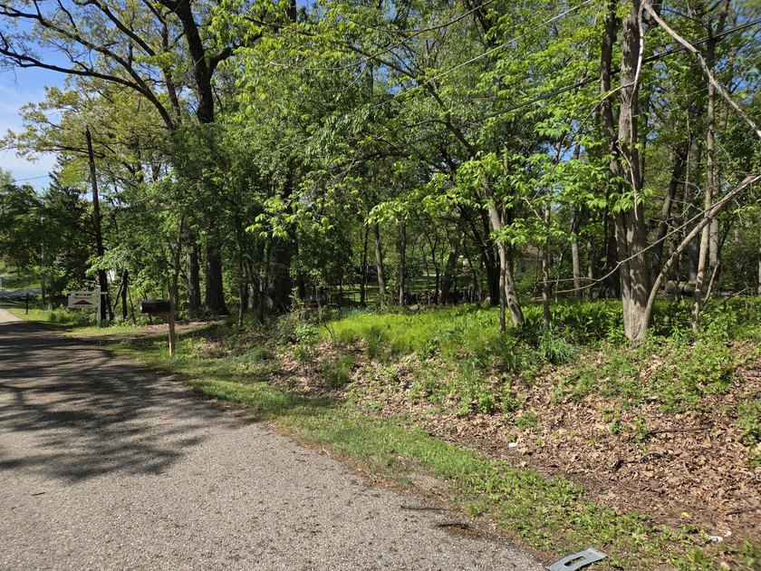 Wooded, oversized 160' x 100' lot with direct access to Como - photo 10