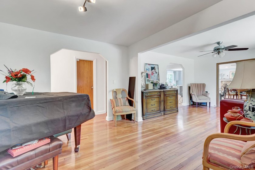 Priced To Sell! Immaculate and charming expanded Cape set on 1.5 - photo 16