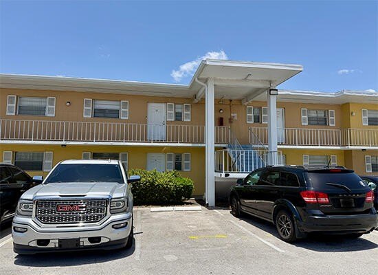 Move-in ready - 2 Beds, 1.5 Baths, Screened Balcony, 847-sf - photo 2