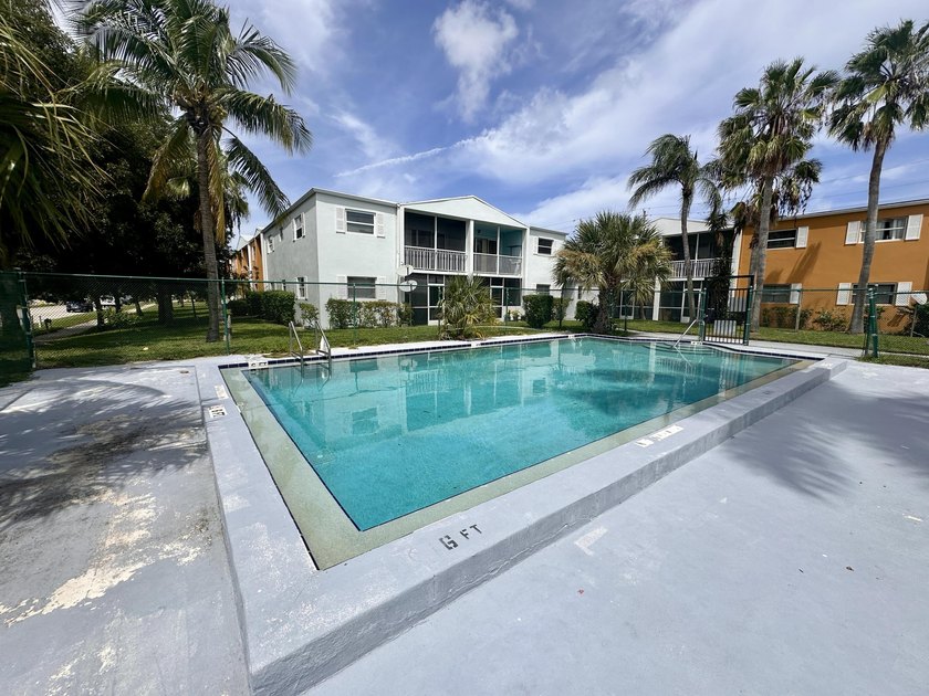 Move-in ready - 2 Beds, 1.5 Baths, Screened Balcony, 847-sf - photo 10