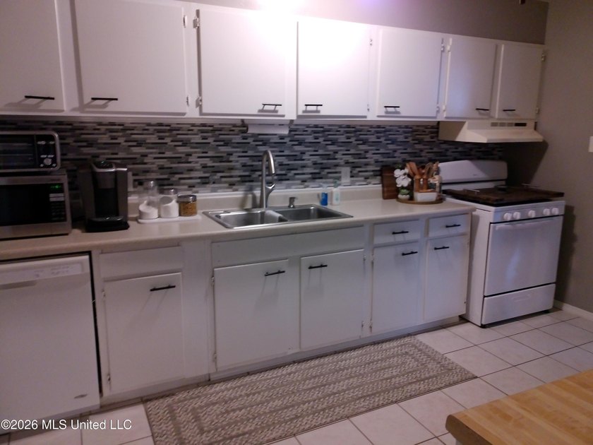 Well kept 3bdrm 2bath home. Great investment or owner occupied - photo 6