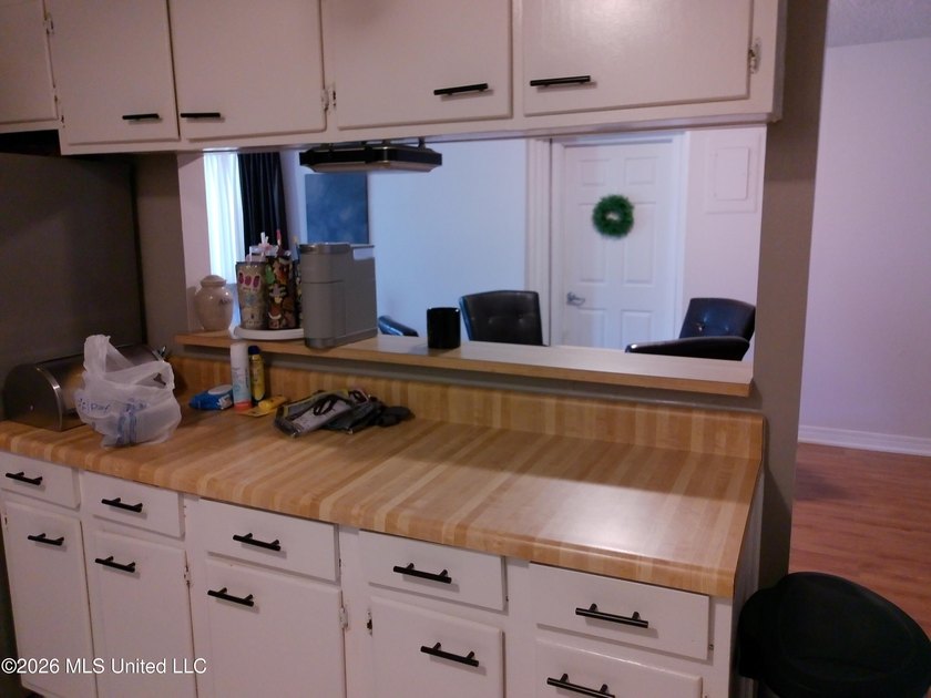 Well kept 3bdrm 2bath home. Great investment or owner occupied - photo 7