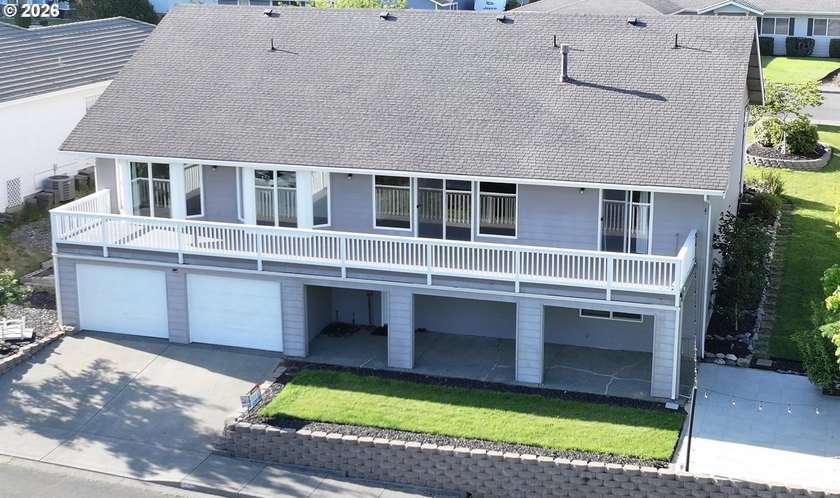 Spacious 4-bedroom, 3.5 bath residence with a rare 4-car garage - photo 3