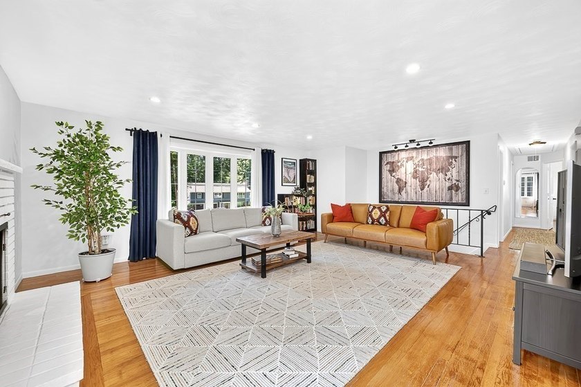 This incredible home located in the highly desirable Pheasant - photo 4
