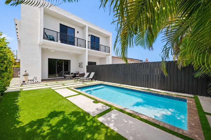 Minutes from Coral Gables, on a quiet, tree-lined street in one - photo 2