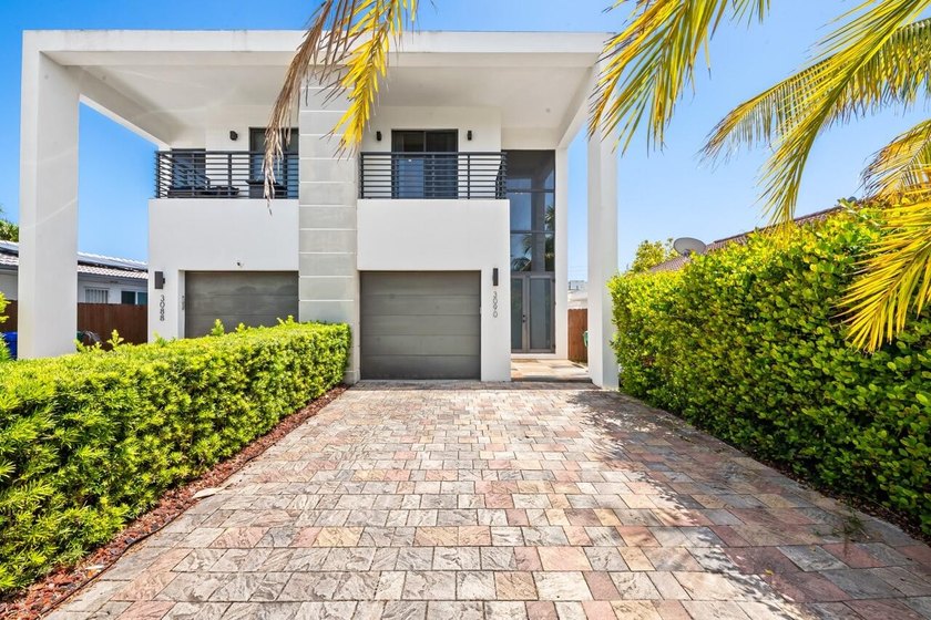 Minutes from Coral Gables, on a quiet, tree-lined street in one - photo 3