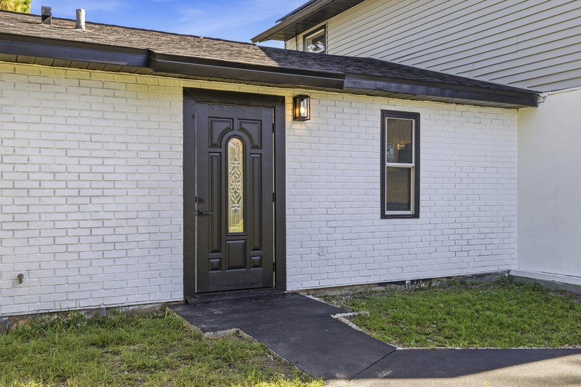 Tastefully renovated and turn-key! This stunning 3BR/2.5BA home - photo 5