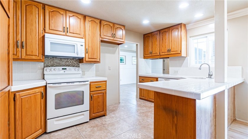 Welcome to prestigious 5449 E. Fairbrook St, Long Beach, CA - photo 7