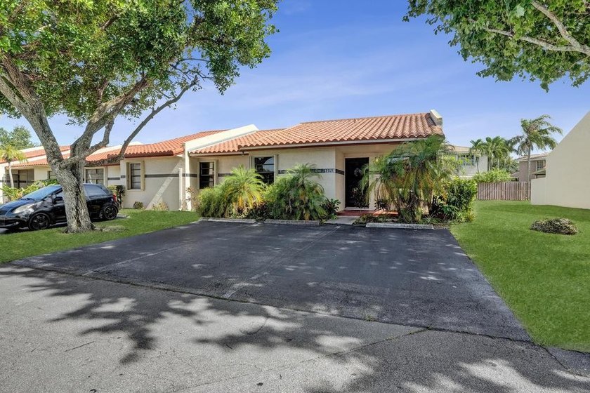 An updated and spacious corner villa in Forest Lake community at - photo 3