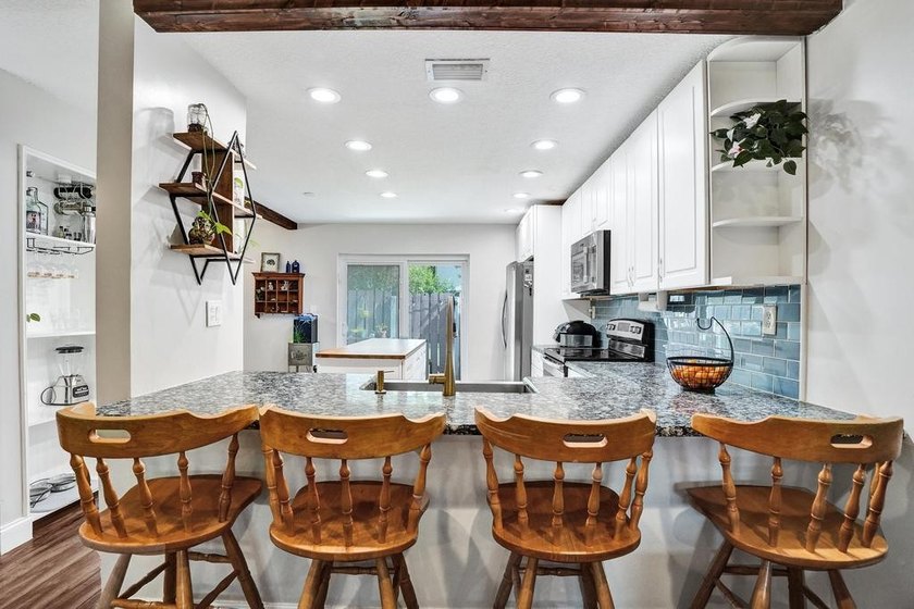 An updated and spacious corner villa in Forest Lake community at - photo 9