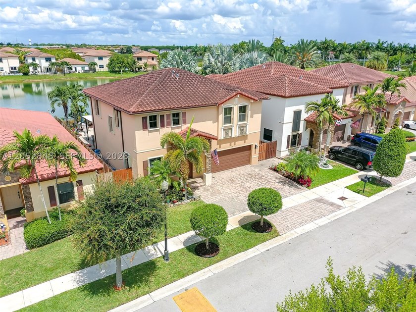 An amazing 2-story, 4 bedrooms and 3 bathrooms home located in - photo 4