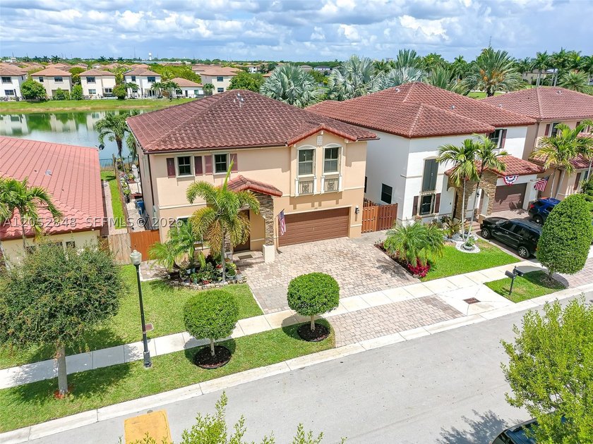 An amazing 2-story, 4 bedrooms and 3 bathrooms home located in - photo 5