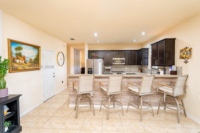 An amazing 2-story, 4 bedrooms and 3 bathrooms home located in - photo 9
