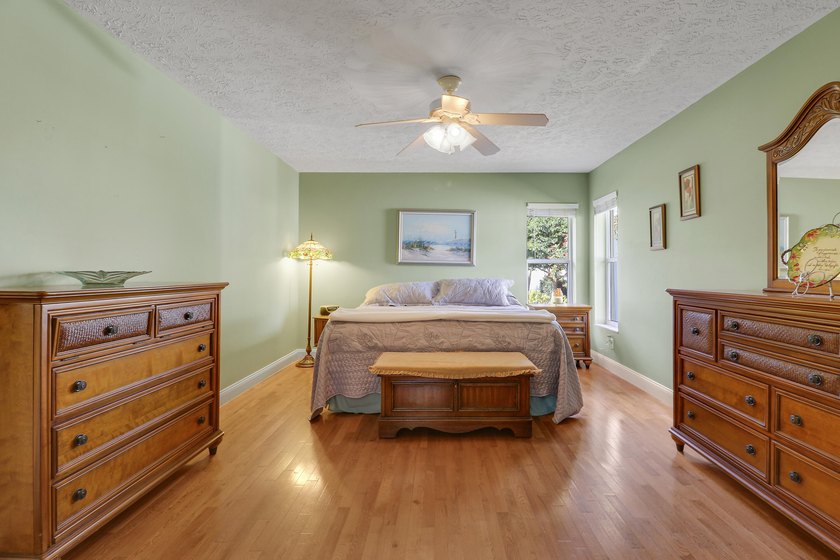 Must see to Believe!! Upgraded 3/2/2 with screened in pool, 2025 - photo 8