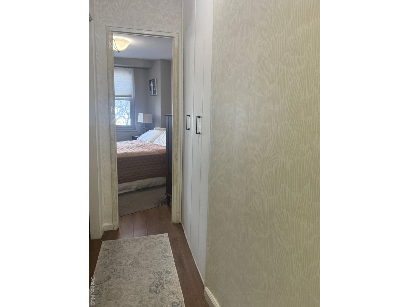 Oversized L-shaped studio apartment in excellent condition - photo 17