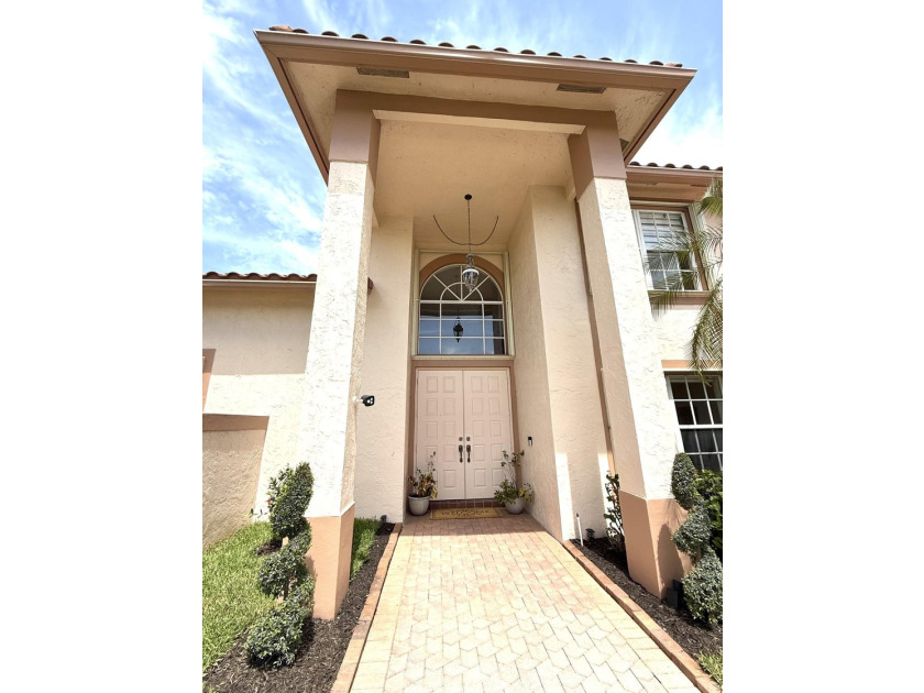 Delightful well-maintained, low HOA, Mediterranean-inspired - photo 2