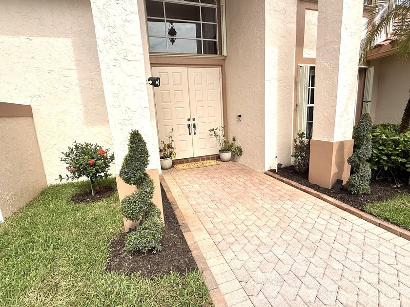 Delightful well-maintained, low HOA, Mediterranean-inspired - photo 3