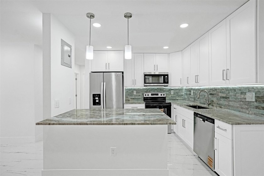 Completely renovated 4-bedroom, 3-bathroom home in desirable - photo 7