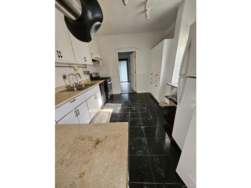 Well-maintained single-family home in the Bronx with R4 zoning - photo 8