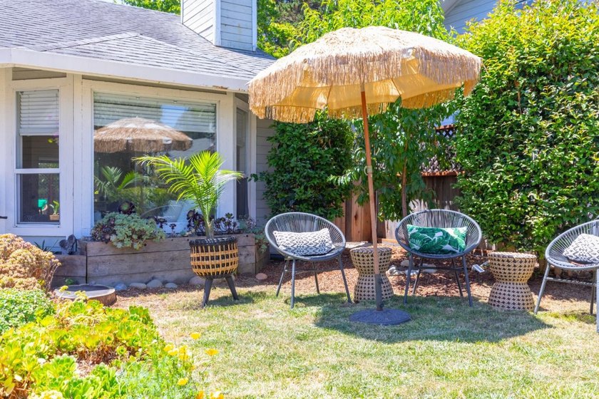 Tucked away on a quiet private cul-de-sac in the heart of Live - photo 4
