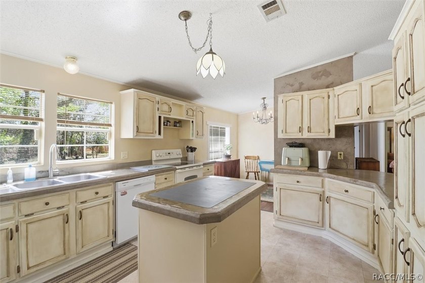 Spacious and unique property offering exceptional living space - photo 9