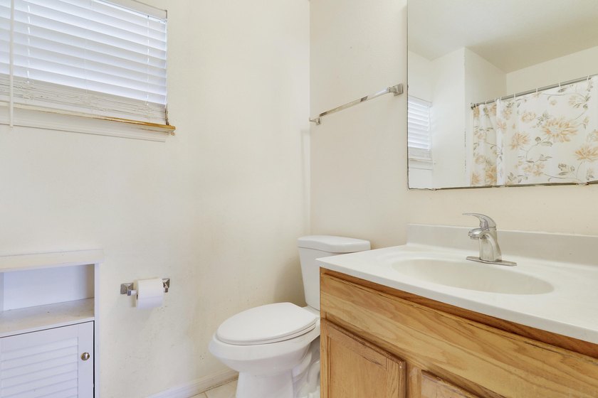 Beautiful 4-bedroom, 2-bath home located in the desirable - photo 20