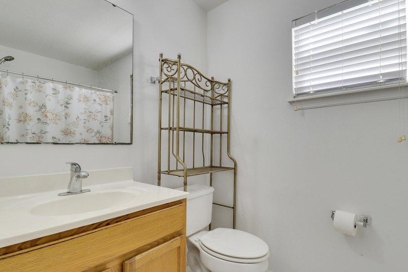 Beautiful 4-bedroom, 2-bath home located in the desirable - photo 21