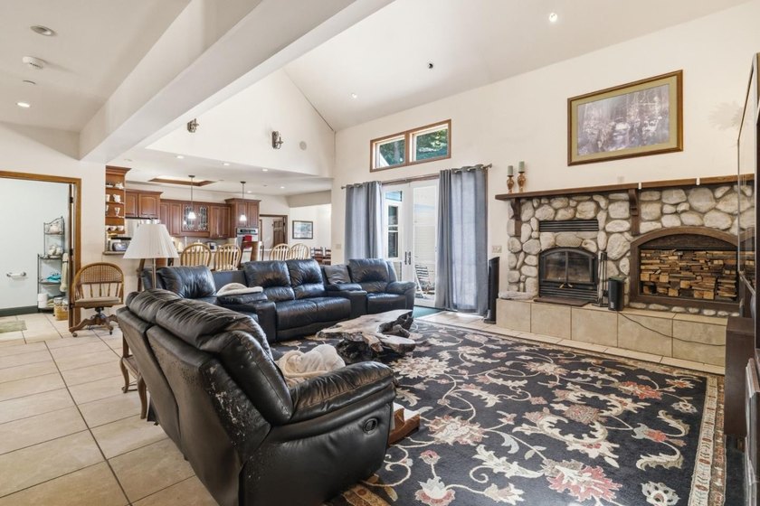 First time on the market, this bespoke 3 bed/3.5 bath modern - photo 2