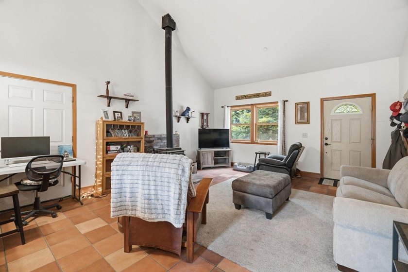 First time on the market, this bespoke 3 bed/3.5 bath modern - photo 4