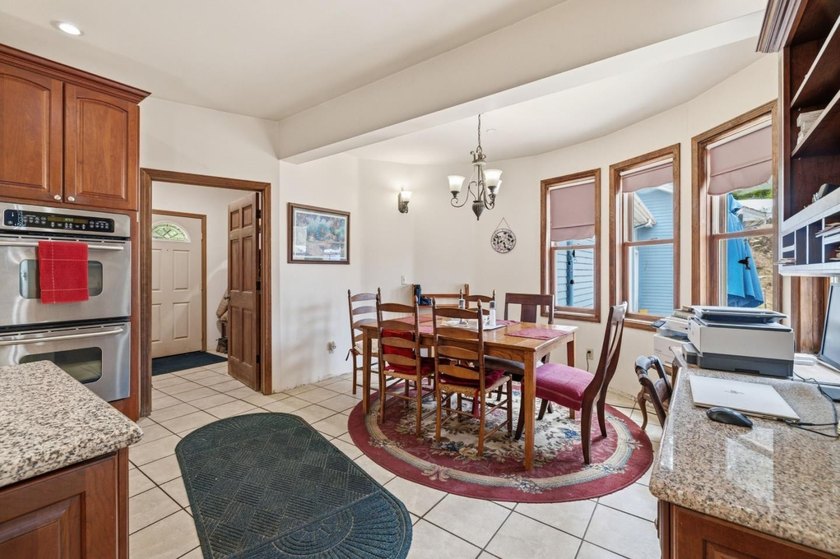 First time on the market, this bespoke 3 bed/3.5 bath modern - photo 7