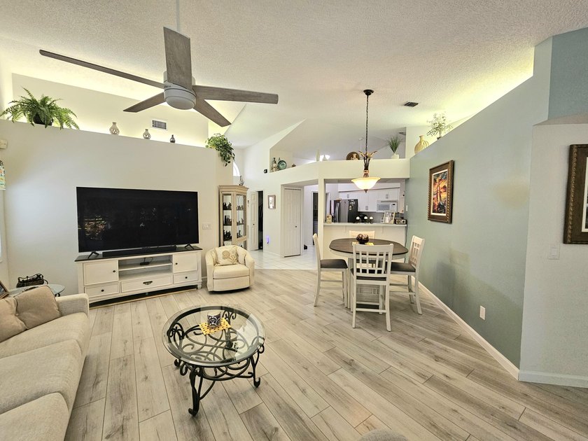 Welcome to this charming villa in the Gardens of St Lucie - photo 3